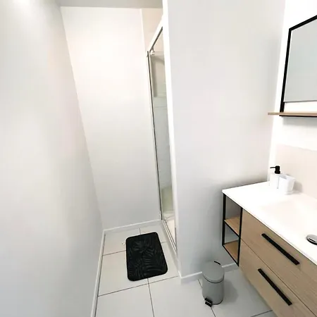 Homestay Privee Dans Partage - - Proche Tram A - Free Wifi - Ref C1
